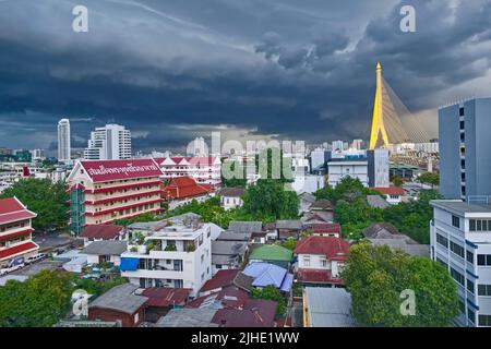 Monsun Wolken über Rama XIII. Brücke (r) und (Tempel) Wat Sam Phraya (l) in der Phra Nakhon Gegend von Bangkok, Thailand, Bangkoks altem Stadtzentrum Stockfoto