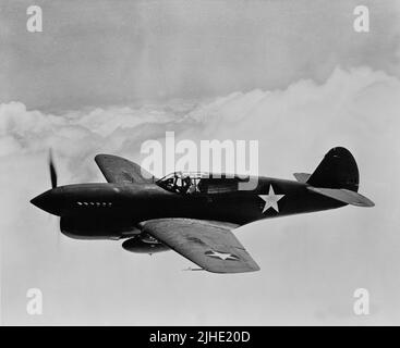 Vintage-Foto um 1942 eines einmotorigen amerikanischen Curtis P-40-Kampfflugzeugs im Flug. Es diente bei der RAF (Royal Air Force) und der AVG (American Volunteer Group oder Flying Tigers) in China und bei der US Army Air Force im Pazifik-Theater Stockfoto