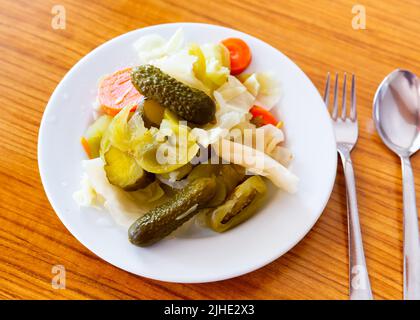 Türkische Gurken aus Gurke, Kohl und Karotten aus der Nähe Stockfoto