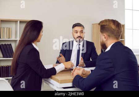 Geschäftstreffen im Büro der Anwaltskanzlei des männlichen Rechtsanwalts und verheiratete paar Kunden. Stockfoto