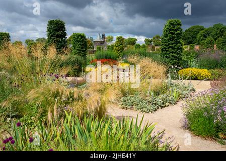 RHS Bridgewater Garden, in der Nähe von Manchester, England im Hochsommer. Der Paradiesgarten mit Ziergräsern, Sträuchern und Stauden. Stockfoto