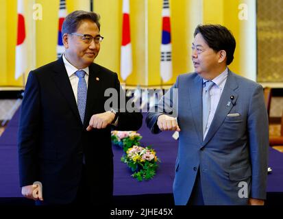 Tokio, Japan. 18.. Juli 2022. Der südkoreanische Außenminister Park Jin und der japanische Amtskollege Yoshimasa Hayashi haben sich vor ihren Gesprächen in Tokio, Japan, am 18. Juli 2022, die Ellenbogen geschüchst. (Bild: © POOL via ZUMA Press Wire) Bild: ZUMA Press, Inc./Alamy Live News Stockfoto