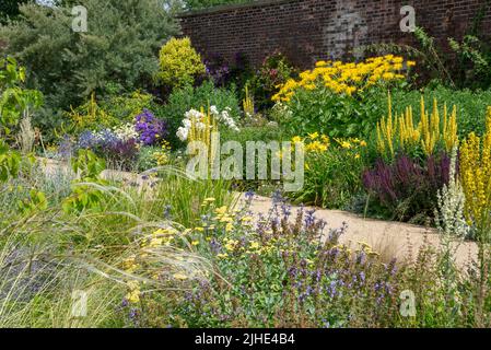 RHS Bridgewater Garden, in der Nähe von Manchester, England im Hochsommer. Der Paradiesgarten mit gemischten Stauden und Sträuchern. Stockfoto