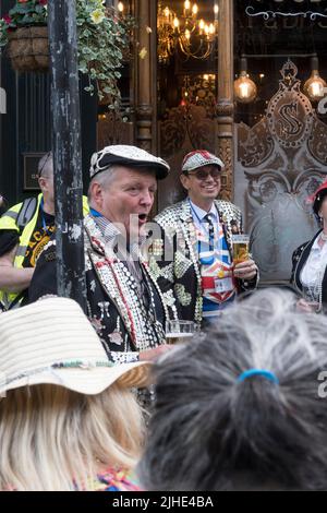 Perlige Könige und Königinnen feiern das Queens Jubilee London 2022 Stockfoto