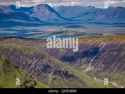 Lochan na h-Achlaise See auf dem riesigen Torfmoor von Rannoch Moor, mit den schneebedeckten Schwarzen Bergen in der Ferne. Stockfoto