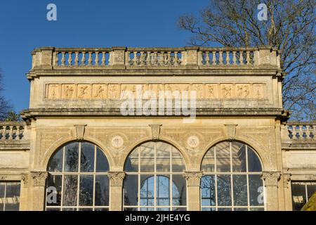 Terracotta-Fries mit Figuren auf der Orangerie im italienischen Stil, Castle Ashby Gardens, Northamptonshire, Großbritannien Stockfoto