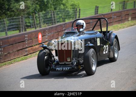 Ein Black MG TC mit 1387Scc Motoren, der beim klassischen Nostalgie-Event im Shelsley Walsh Hill Climb am 2022. Juli den Hügel hinunter fährt Stockfoto