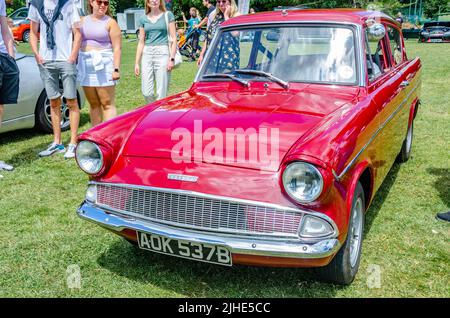 Vorderansicht eines roten Ford Anglia Oldtimer aus dem Jahr 1964 auf der Messe in Reading, Großbritannien Stockfoto