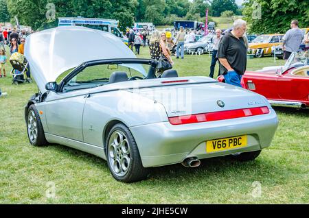 Rückansicht eines silbernen Alfa Romeo Spider Sportwagen aus dem Jahr 1999 auf der Motorshow in Reading, Großbritannien Stockfoto