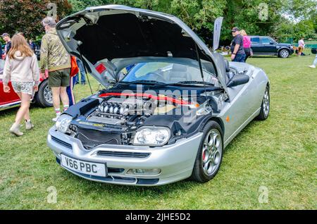 Vorderansicht eines silbernen Alfa Romeo Spider Sportwagens aus dem Jahr 1999 mit aufgefahrter Motorhaube auf der „The Alkshire Motor Show“ in Reading, Großbritannien Stockfoto