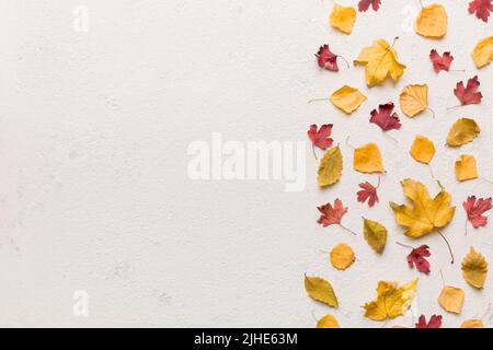 Herbstkomposition. Muster aus getrockneten Blättern und anderen Design-Accessoires auf dem Tisch. Flach liegend, Draufsicht. Stockfoto