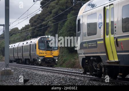 Vorortzüge, elektrische Einheiten, Pukerua Bay, Wellington, North Island, Neuseeland Stockfoto