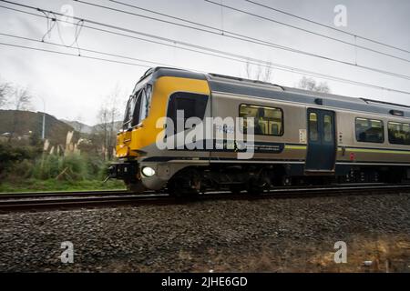 Vorortzug, elektrische Einheit bei McKays Crossing, Kapiti, Wellington, North Island, Neuseeland Stockfoto