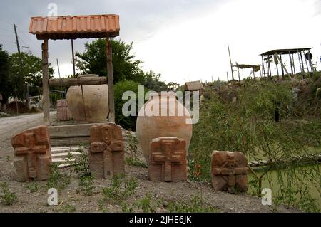 Mehrere armenische antike Kreuzsteine und Krüge an der Straße Stockfoto