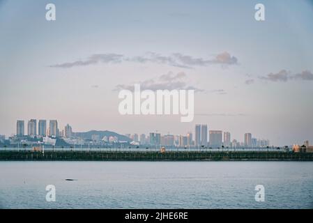 Ein schöner Blick auf Gebäude mit Wasser im Vordergrund in Zhuhai, China Stockfoto