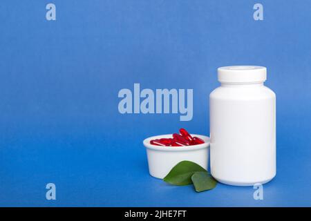 Verschiedene Medikamente und Nahrungsergänzungsmittel Pillen mit Medizin Flasche Gesundheitsversorgung und medizinische Draufsicht. Vitamintabletten. Flasche mit farbigen Pillen auf dem Tisch Stockfoto