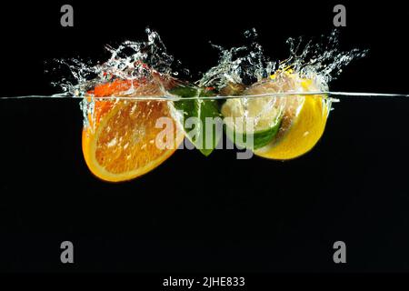 viele Früchte Spritzer ins Wasser Stockfoto