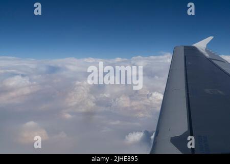 Portugal, 17. Juli 2022: Auf einem Flug von Lissabon nach London ist der Rauch von Waldbränden im Norden Portugals deutlich sichtbar. Der braune Rauch steht im Kontrast zu den weißen Wolken und zeigt das Ausmaß des Problems, das durch den Zusammenbruch des Klimas verursacht wurde. Neben den Gefahren auf Bodenebene für Mensch, Tier- und Pflanzenwelt, Ökosysteme, Wälder und Eigentum setzen die Brände auch große Mengen an Kohlenstoff in die Atmosphäre frei. Anna Watson/Alamy Live News Stockfoto