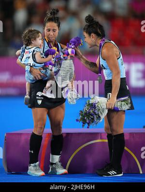 Rocio Sanchez aus Argentinien mit ihrer Tochter und Maria Granatto während des FIH-Frauen-WM-Finales zwischen den Niederlanden und Argentinien spielte am 17. Juli 2022 im Estadi Olimpic de Terrassa in Terrasa, Barcelona, Spanien. (Foto von Bagu Blanco / PRESSINPHOTO) Stockfoto