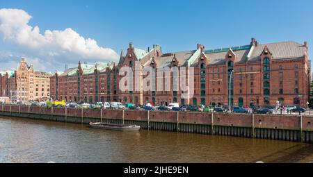 Hamburg, Deutschland - 12. Juli 2011 : Kehrwieder ( Straße ) am Wasser mit Kunst- und Kulturbauten. Abschnitt des Kanals, der in die Elbe führt. Stockfoto