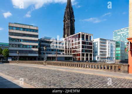 Hamburg, Deutschland - 12. Juli 2011 : Holzbrücke, Steinbrücke über den Nordkanal der Elbe. Mahnmal St. Nikolai ( St. Nikolai Memorial ) in der Stockfoto