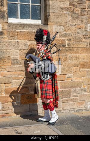 Edinburgh, Schottland, Großbritannien – 20 2022. Juni. Mann in traditioneller schottischer Kleidung und mit seinen Dudelsäcken im Stadtzentrum von Edinburgh Stockfoto