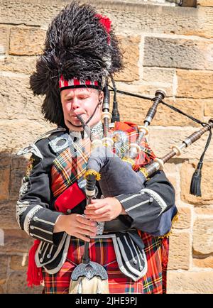 Edinburgh, Schottland, Großbritannien – 20 2022. Juni. Mann in traditioneller schottischer Kleidung und mit seinen Dudelsäcken im Stadtzentrum von Edinburgh Stockfoto
