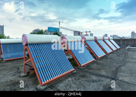 Solaranlage auf dem Dach installiert Stockfoto