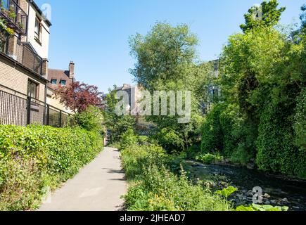 Edinburgh, Schottland, Großbritannien – 20 2022. Juni. Fußweg entlang des Wassers von Leith in Richtung des Bezirks Dean in der Stadt Edinburgh auf einem hellen und sonnigen Stockfoto