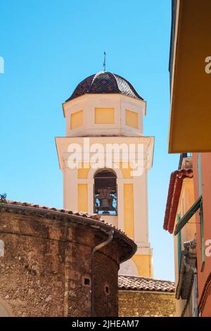 Kirche Saint-Michel in der Altstadt von Villefranche-sur-Mer im italienischen Barockstil. Schöne Stadt an der Cote d'Azur, Frankreich. Stockfoto