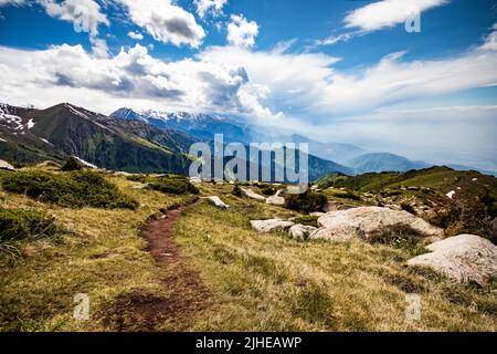 Bergtouristenpfad in den Bergen Zentralasiens in Kasachstan, das Tien Shan Gebirge in der Nähe der Stadt Almaty Stockfoto