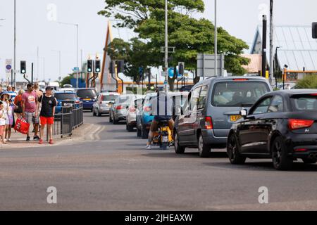 Staus am Strand an einem heißen, sonnigen Wochenendtag Stockfoto