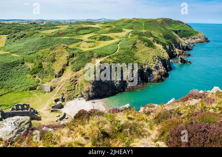 Blick auf veraltete alte Porzellanarbeiten und felsige Küste vom Anglesey Coastal Path oberhalb von Porth Llanlleiana Bay Cemaes Isle of Anglesey North Wales Großbritannien Stockfoto