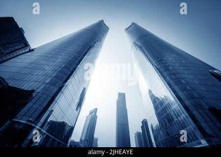 Gemeinsame moderne Wolkenkratzer, Hochhäuser, Architektur, die Erhöhung in den Himmel, Sonne. Konzepte der Finanz, Wirtschaft, Zukunft etc.. Stockfoto