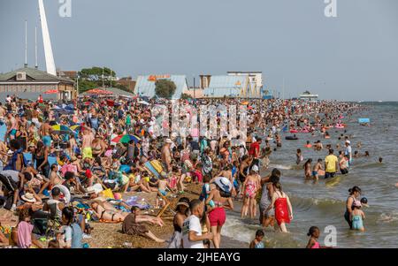 Southend-on-Sea, Großbritannien Juli 17. 2022 Southend Beach voller Menschen an einem heißen, sonnigen Tag. Sommer, vollgepackt, multikulturell. Britische Hitzewelle 2022 Stockfoto