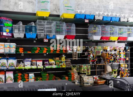 Moderne komfortable verschiedene Variationen von Waren für Tiere im Tierhandel Stockfoto