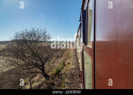 Auf dem Weg nach Sheringham, nachdem er den Bahnhof Weybourne auf der ‘Black Prince’ BR-9F-92203 mit der Poppy Line, North Norfolk Railway, East Anglia, E verlassen hat Stockfoto