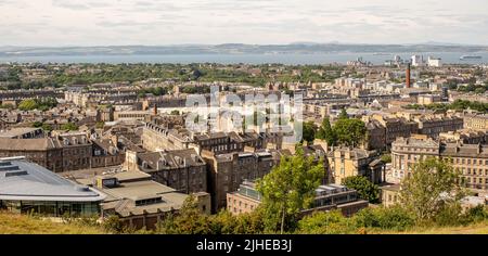 Edinburgh, Schottland, Großbritannien – 20 2022. Juni. Ein Blick über die Skyline von Edinburgh in Richtung Firth of the Forth, aufgenommen von Calton Hill Stockfoto