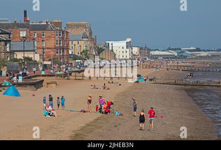 Portobello, Edinburgh, Schottland, Großbritannien. 18.. Juli 2022. Die Temperatur stieg mit nur after10am Grad Celsius um 23 Grad Celsius und stieg bis 1pm auf 29 Grad Celsius. Im Bild: Ein ruhiger Start am Meer am Firth of Forth. Quelle: Arch White/alamy Live News. Stockfoto