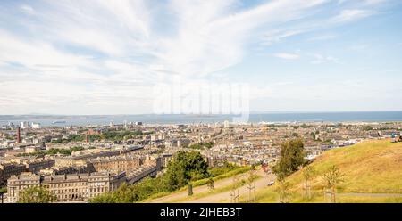 Edinburgh, Schottland, Großbritannien – 20 2022. Juni. Ein Blick über die Skyline von Edinburgh in Richtung Firth of the Forth, aufgenommen von Calton Hill Stockfoto