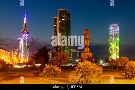 Nachtansicht der Stadtlandschaft von Batumi mit Wolkenkratzern und Chacha-Turm Stockfoto