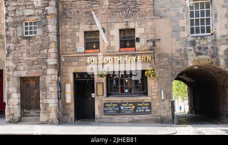 Edinburgh, Schottland, Großbritannien – 20 2022. Juni. Das Äußere der Tollbooth Tavern, einem alten und traditionellen schottischen Pub an der Royal Mile Stockfoto