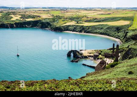 Blick von oben auf die verrottet Ziegelei in der Porth Wen Bucht, umgeben von Landschaft. Isle of Anglesey (Ynys Mon), Nordwales, Großbritannien Stockfoto