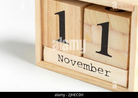 Holzwürfel mit Datum auf weißem Hintergrund. 11.. Oktober Stockfoto