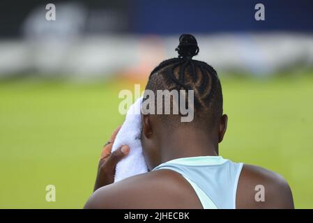 Kgothatso Montjane (RSA) spielt im Rollstuhl Doppel im Rothesay International, Devonshire Park, Eastbourne, 24.. Juni 2022 - Doppel-Teil Stockfoto