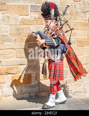 Edinburgh, Schottland, Großbritannien – 20 2022. Juni. Mann in traditioneller schottischer Kleidung und mit seinen Dudelsäcken im Stadtzentrum von Edinburgh Stockfoto