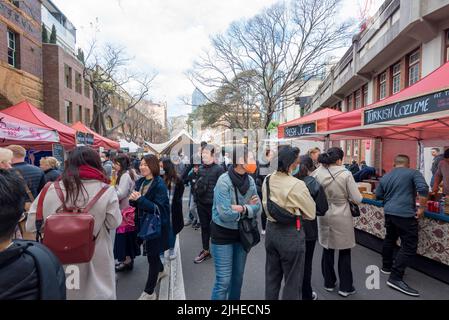 16. Juli 2022 Sydney Australien: Weihnachten im Juli waren die Rocks Markets über das Wochenende in vollem Gange, mit herzhaften Speisen und Leckereien, die die Besucher wärmten Stockfoto