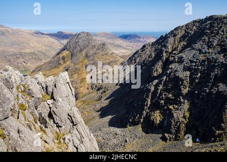 Mount Tryfan und Borstly Ridge auf Glyder Fach von der Westseite über Cwm Bochlwyd im Snowdonia National Park. Ogwen Valley, Conwy, Wales, Großbritannien Stockfoto