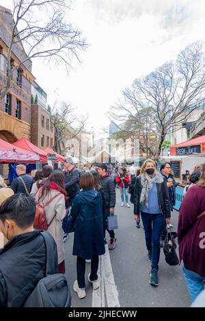 16. Juli 2022 Sydney Australien: Weihnachten im Juli waren die Rocks Markets über das Wochenende in vollem Gange, mit herzhaften Speisen und Leckereien, die die Besucher wärmten Stockfoto