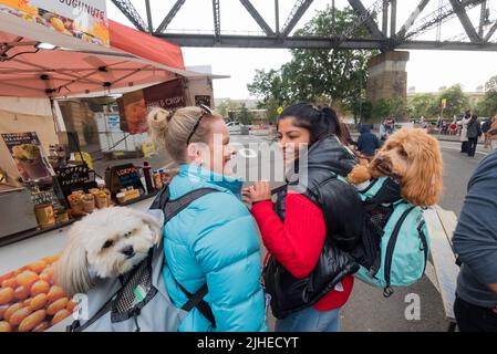 16. Juli 2022: Garima und Cindy aus dem Hills Shire in Sydney brachten ihren besten Freund mit zum Weihnachtsfest im Juli, den Rocks Markets in Sydney Stockfoto